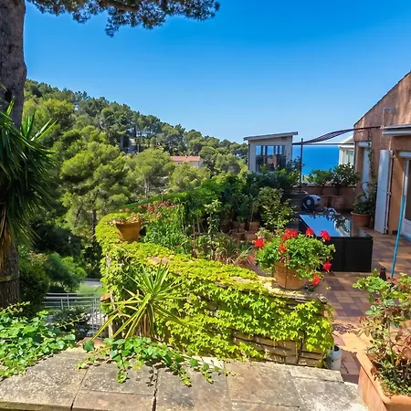 Rez-de-villa De 150 M2 Prive Dans Un Domaine Clos Prive De 3500 M2. Appartement Carqueiranne