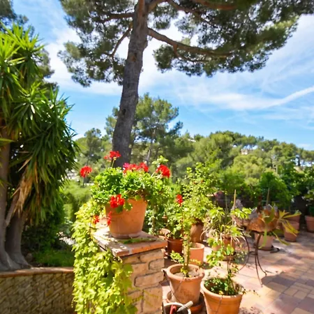 Rez-de-villa De 150 M2 Prive Dans Un Domaine Clos Prive De 3500 M2. Appartement Carqueiranne