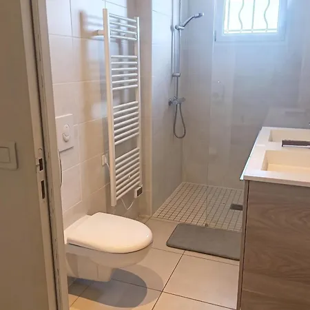 Rez-de-villa De 150 M2 Privé Dans Un Domaine Clos Privé De 3500 M2. Carqueiranne